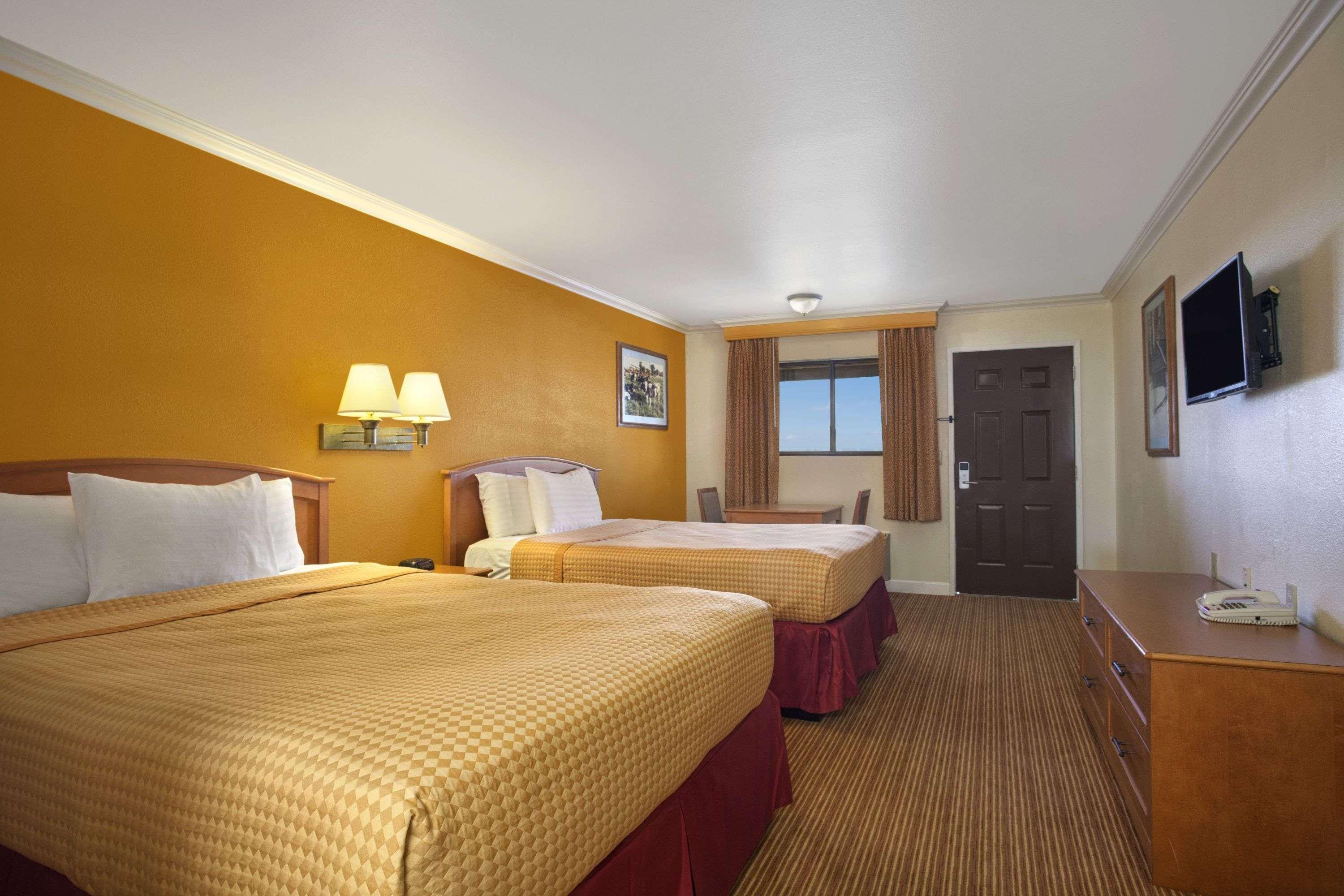 Travelodge By Wyndham Lemoore Near Naval Air Station Exterior photo