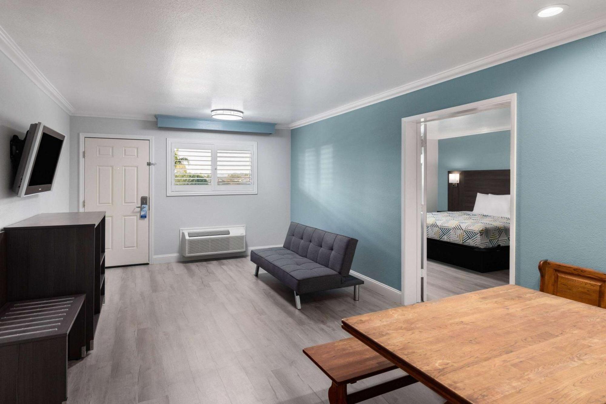 Travelodge By Wyndham Lemoore Near Naval Air Station Exterior photo