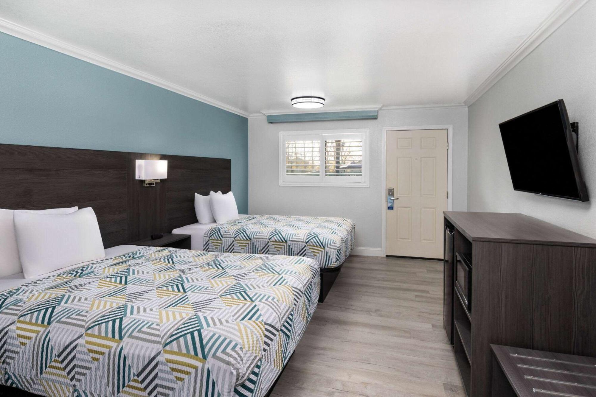 Travelodge By Wyndham Lemoore Near Naval Air Station Exterior photo